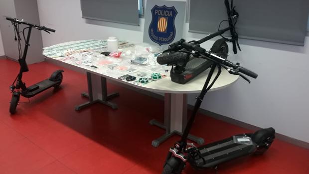 Los tres patinetes, la droga y el dinero decomisado a una pareja del Eixample el miércoles pasado